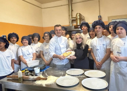 Maria Giovanna Elmi nel Laboratorio agroalimentare ENGIM di Oderzo per il progetto ricette d'autore